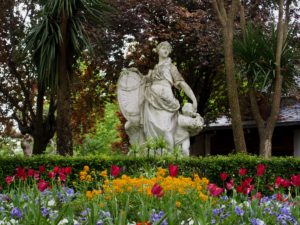Escultura llamada La Mariblanca en los jardines de La Taconera, Pamplona.