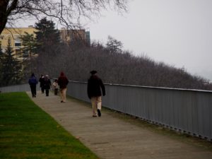 Paseo de ronda en las murallas de Pamplona.