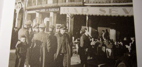 Nazis en la plaza del pueblo